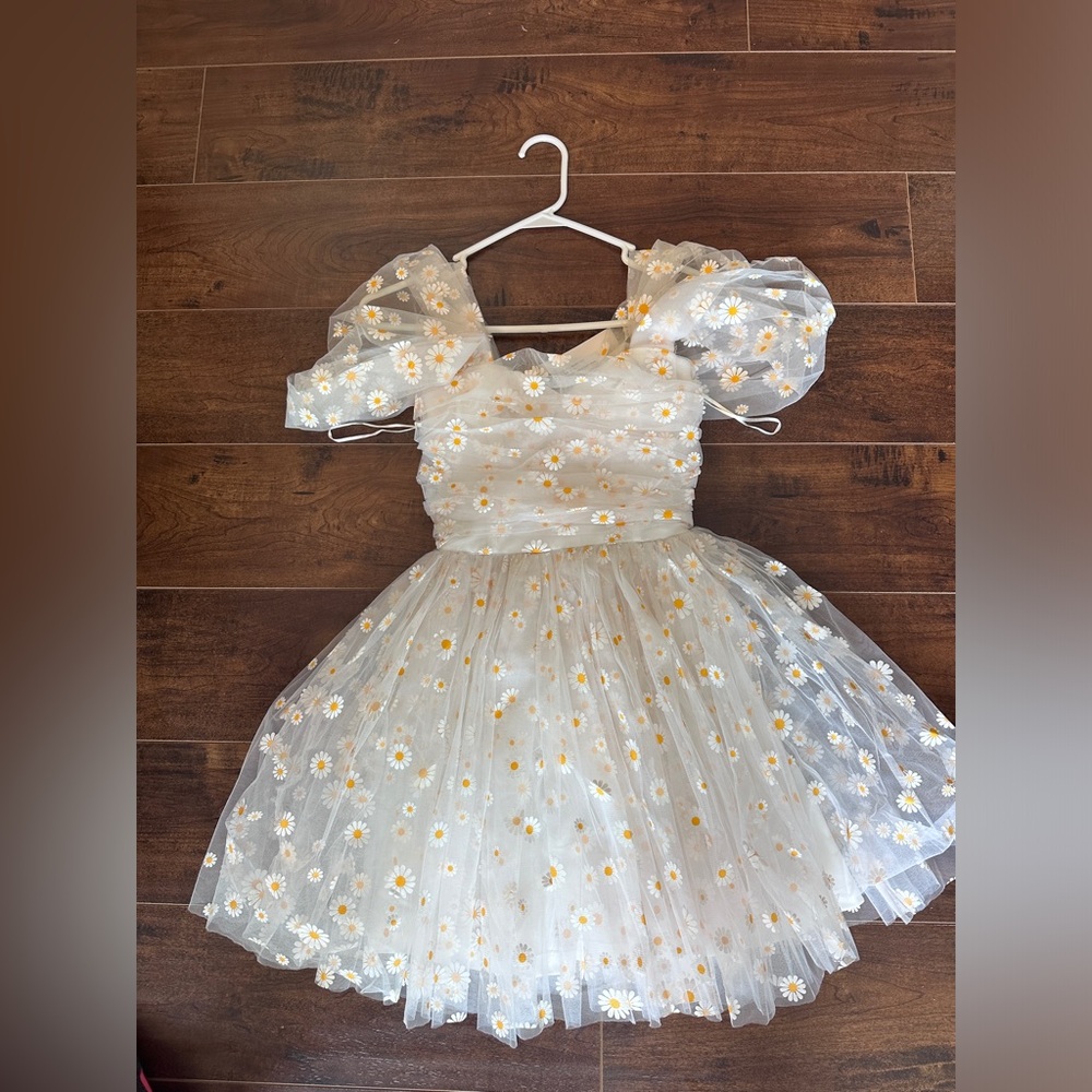 New with tags sunflower dress. Size XS Petite.